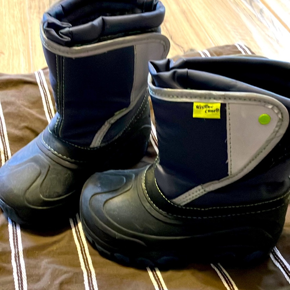 Western chief size 11 kids snow boot